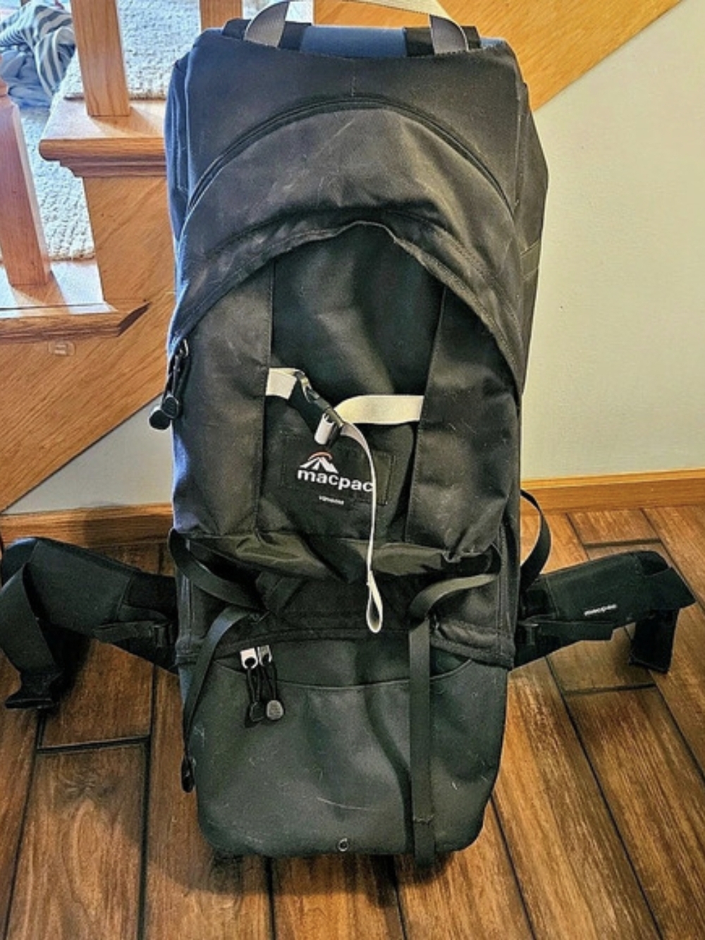 Macpac Vamoose Hiking Backpack Black & Blue